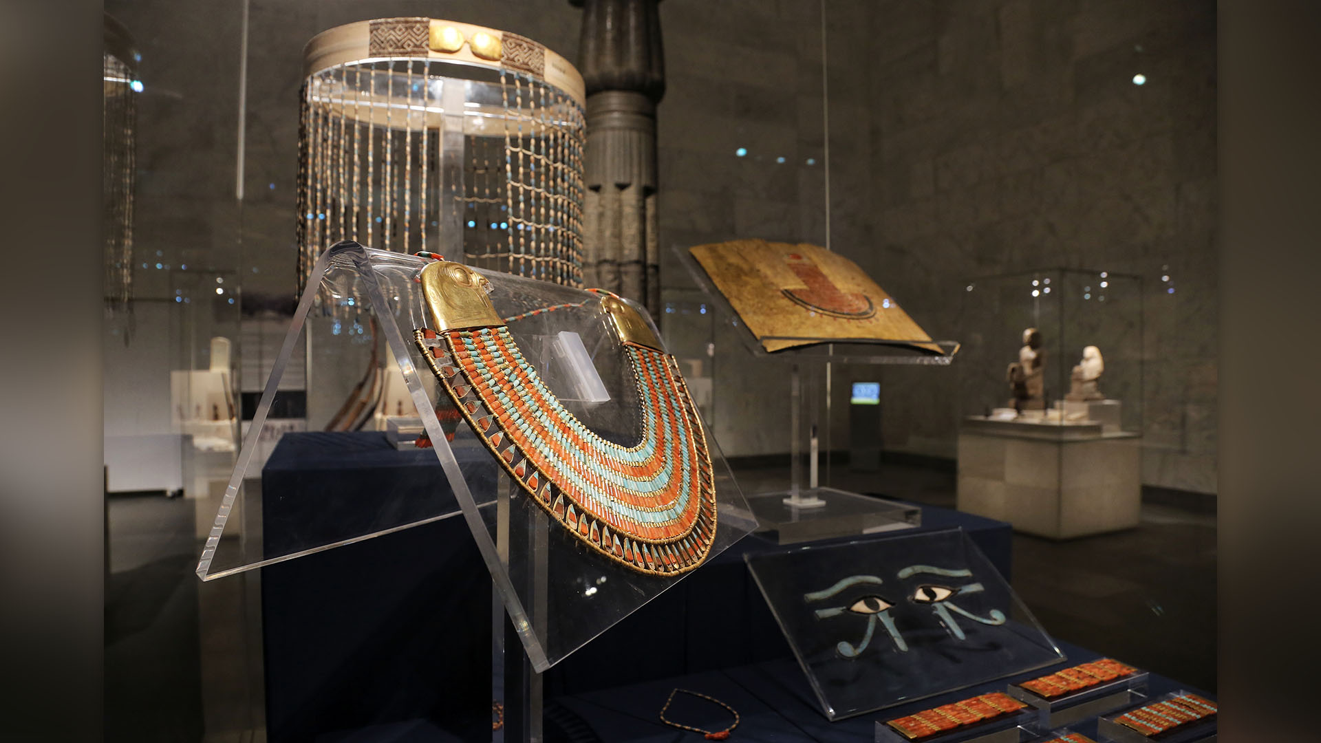 Древни бижута, изложени в новия Национален музей на египетската цивилизация в Египет.