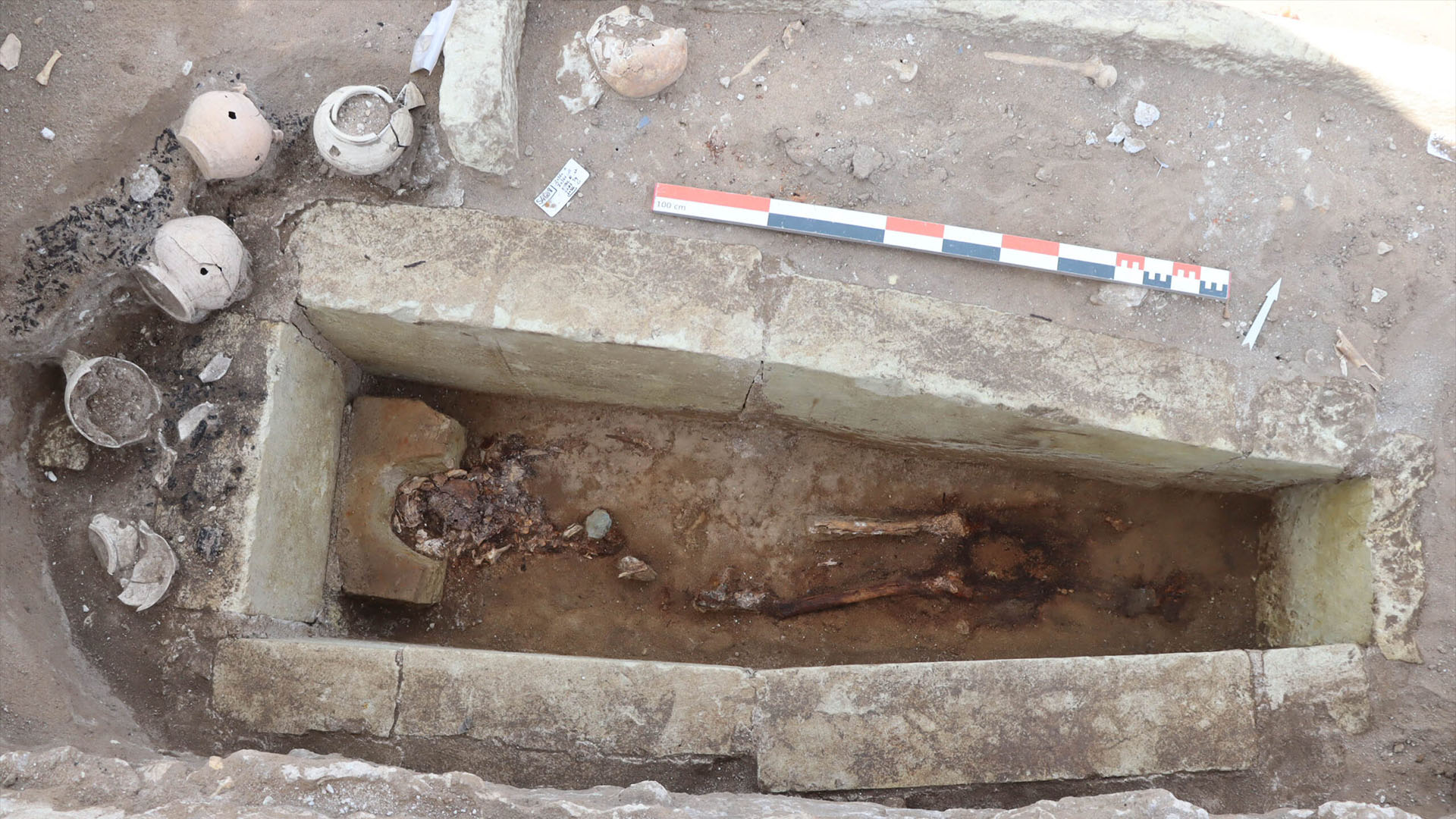 Изкопана керамика в яма, в която е имало гроб.