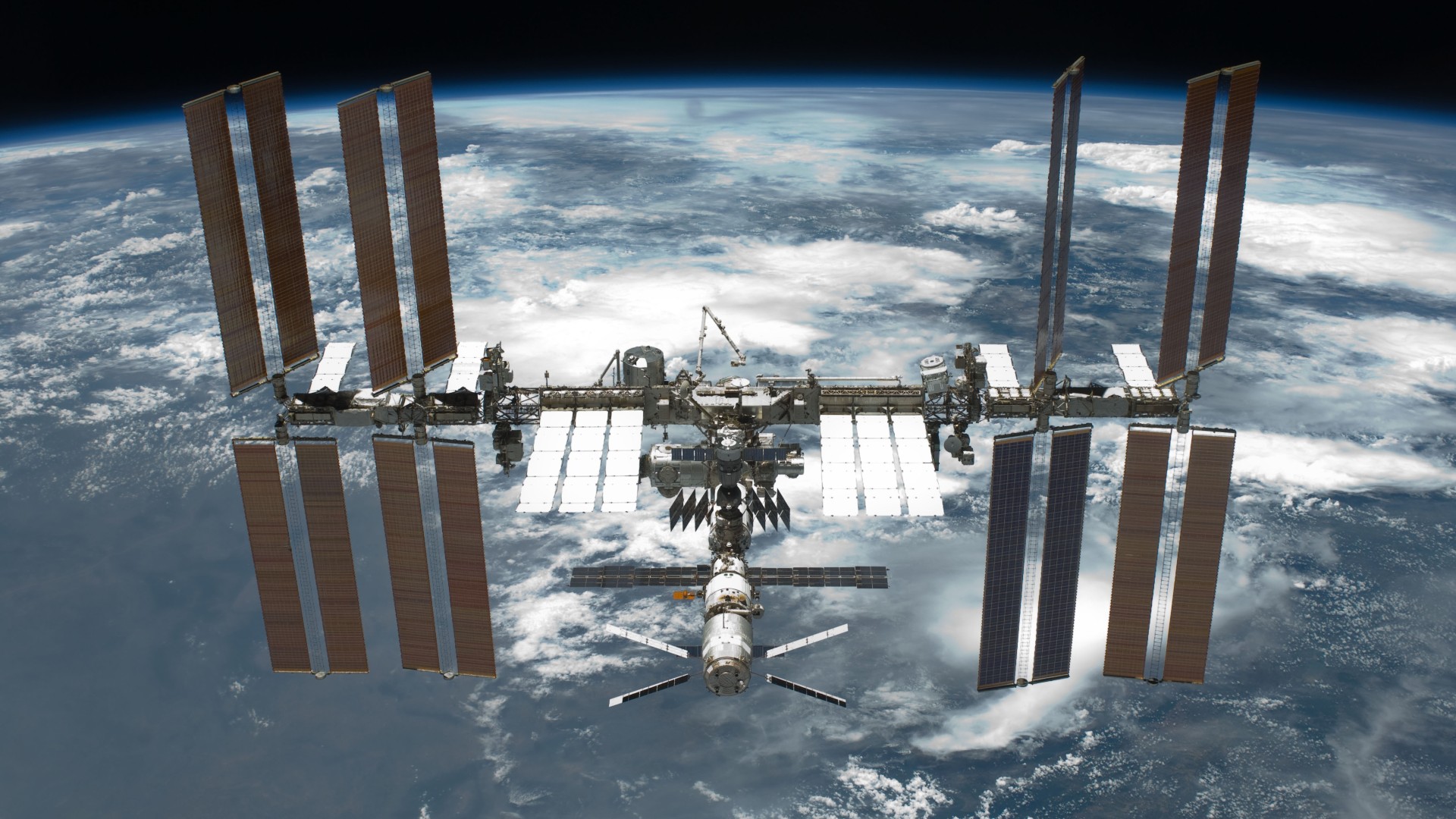 Изображение на Международната космическа станция в орбита със Земята на заден план