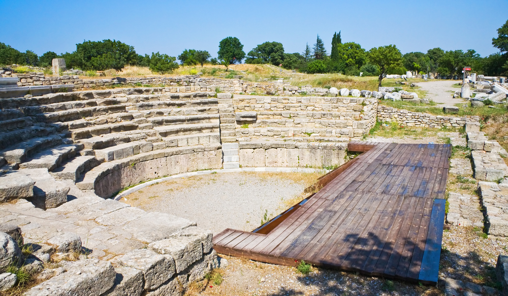 Руините на римския амфитеатър в Троя, Турция.