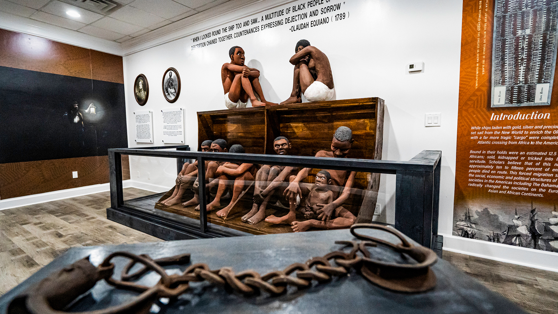 Музейна изложба, която изобразява трансатлантическата търговия с роби.