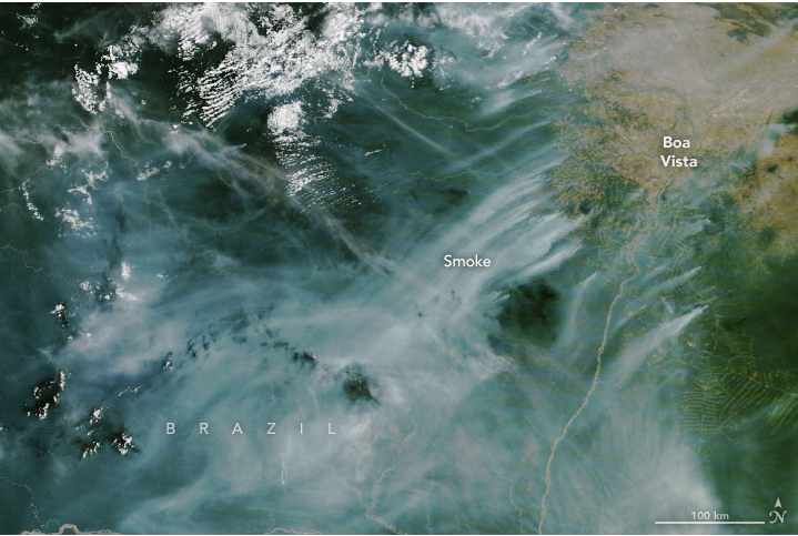 Сателитно изображение на пориви дим, носещи се над бразилски щат.