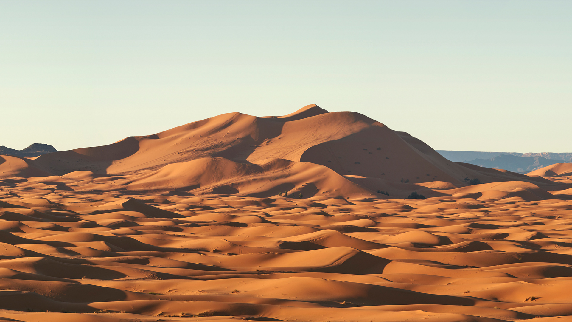Панорама на пясъчни дюни и ясно синьо небе, Ерг Шеби, Мерзуга, Мароко.
