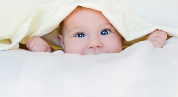 Бебе, увито в чаршафи