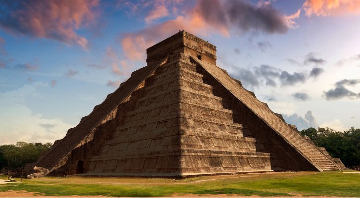 Пернатата змия Кукулкан светна на стълбите на мексиканската пирамида Чичен Ица на пролетното равноденствие
