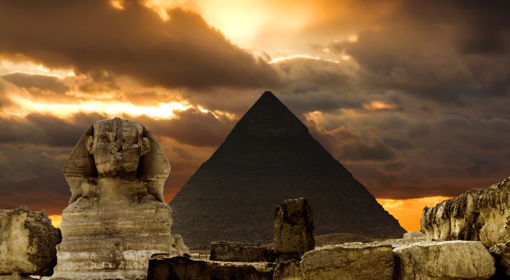 Египетският Шинкс и Великата пирамида в Гиза при залез слънце.