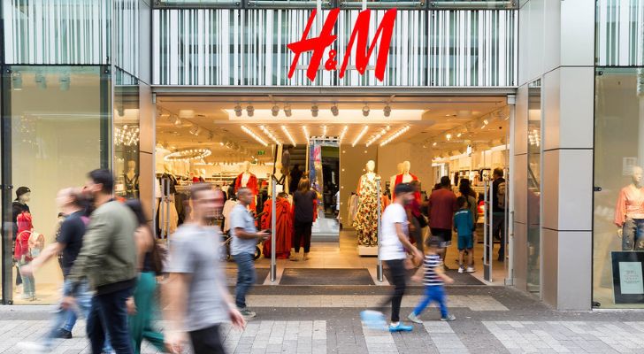 Предната част на магазин H&M на оживена улица