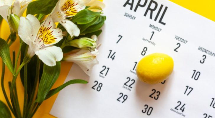Букет цветя до календар с боядисано яйце