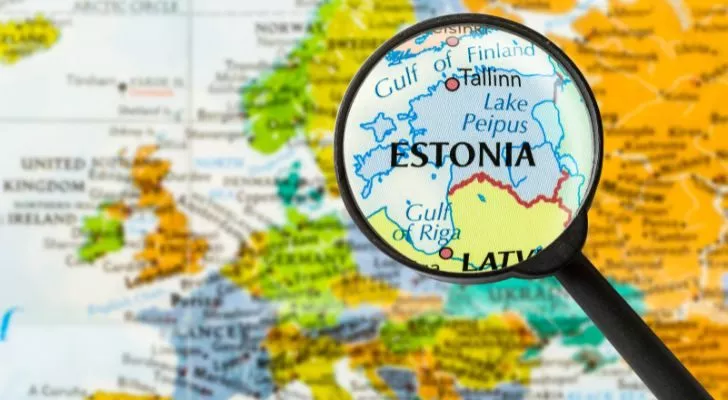 Лупа върху карта на Европа, подчертаваща Естония