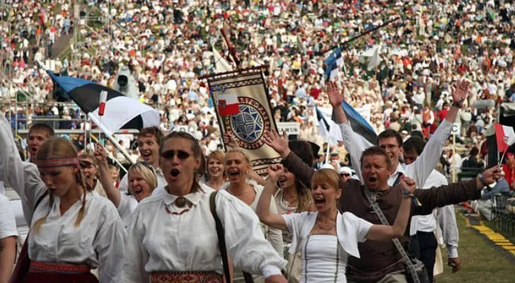 Огромна тълпа от естонци се събира с естонски знамена на стадион за певческия фестивал "Laulupidu"