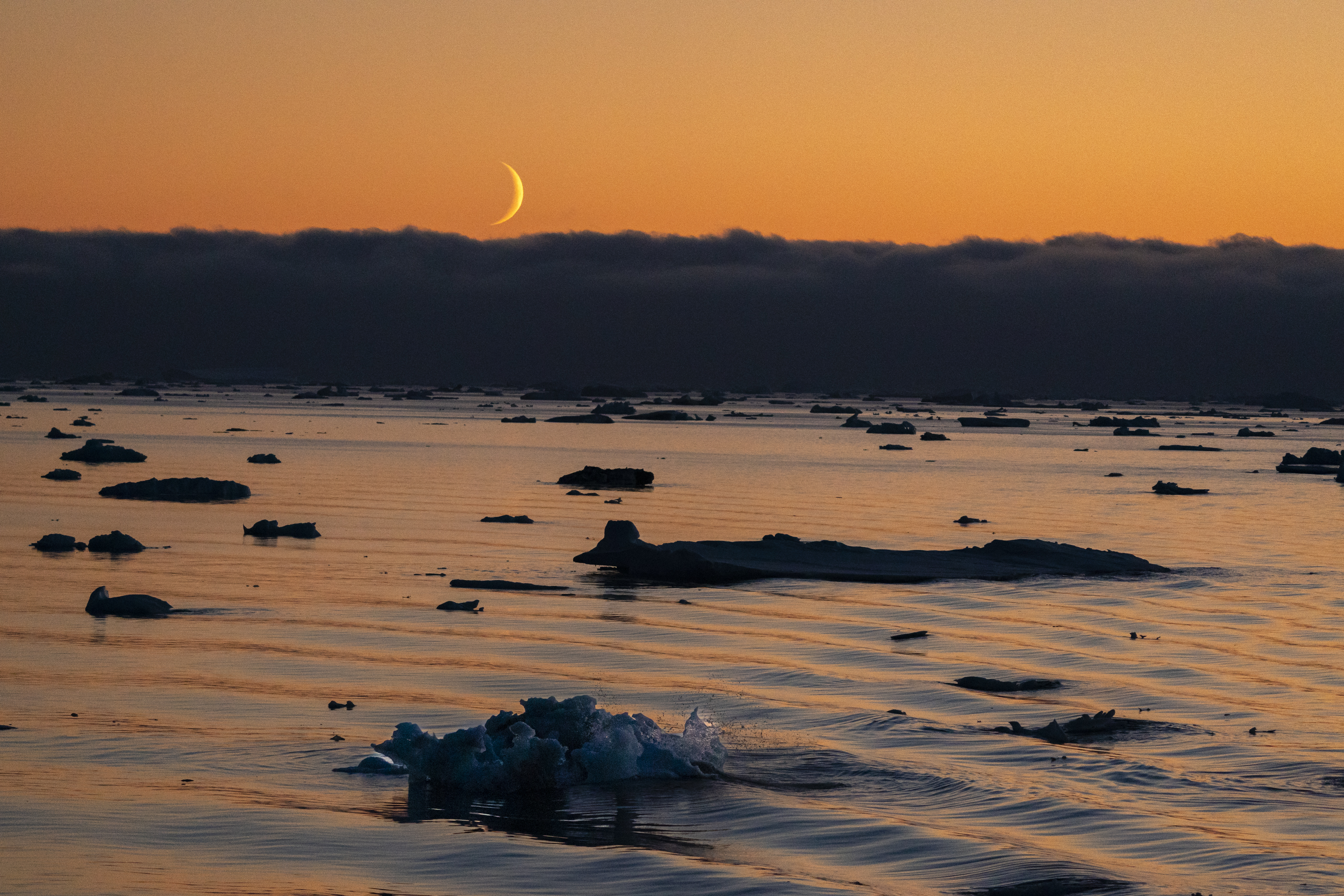 Изгрев на луната привечер в морето Уедел, Антарктика.
