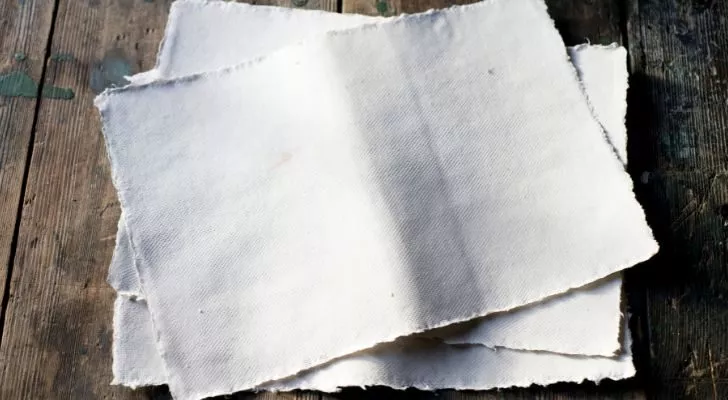 Купчина дебели бели листове рециклирана хартия