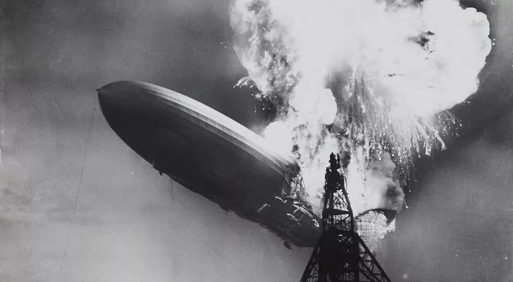 Дирижабълът Хинденбург е погълнат от огнена топка, докато изгаря