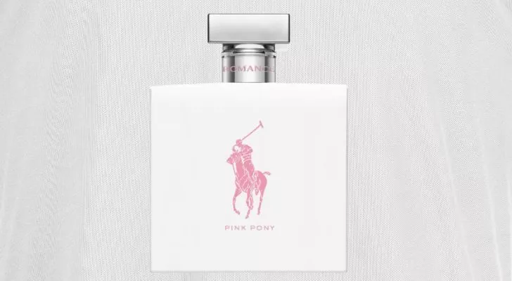 Бутилка парфюм с розово лого на Ralph Lauren отстрани и надпис "Розово пони"