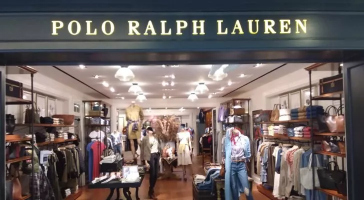 Магазин за мода и дрехи с голям надпис Polo Ralph Lauren над входа