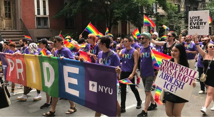 Група от университета в Ню Йорк марширува на парада на гордостта в Ню Йорк 2018 г