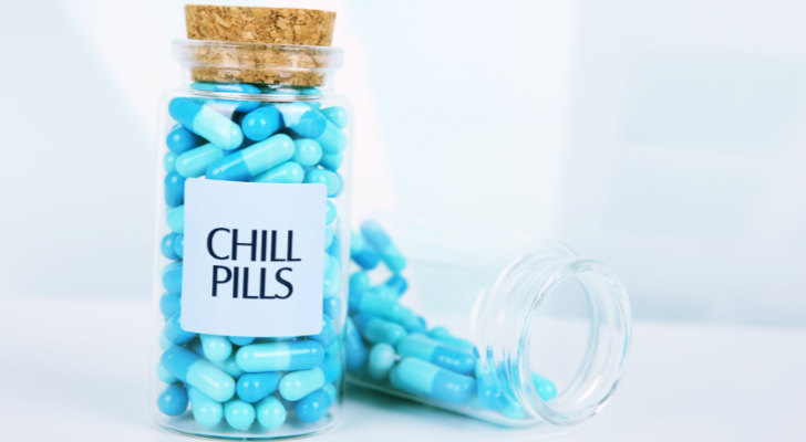 Бутилка ярко сини хапчета с надпис "Chill Pills"