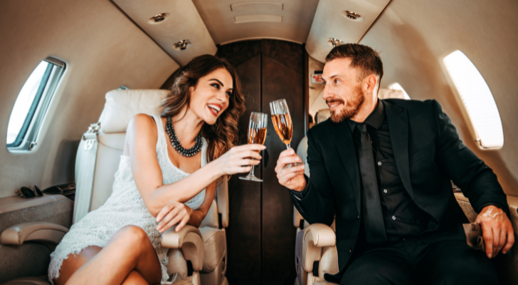 Богата изглеждаща двойка изпича напитките си в частен самолет