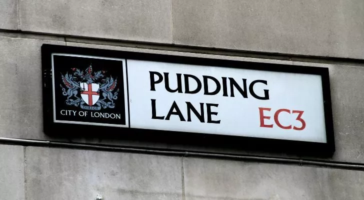 Знак на Лондонското сити с надпис „Pudding Lane EC3“