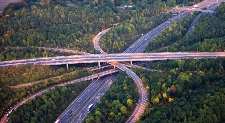 Многолентов възел на магистрала M25, заобиколен от гора