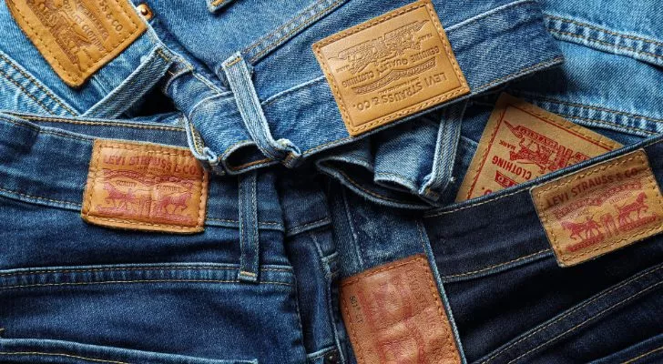 Купчина дънки на Levi's, показващи техния Levi Strauss "Кръпка с два коня"