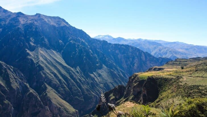Cotahuasi Canyon с грапави планини и стръмни скали, показвайки огромната си дълбочина и драматичен пейзаж в Перу