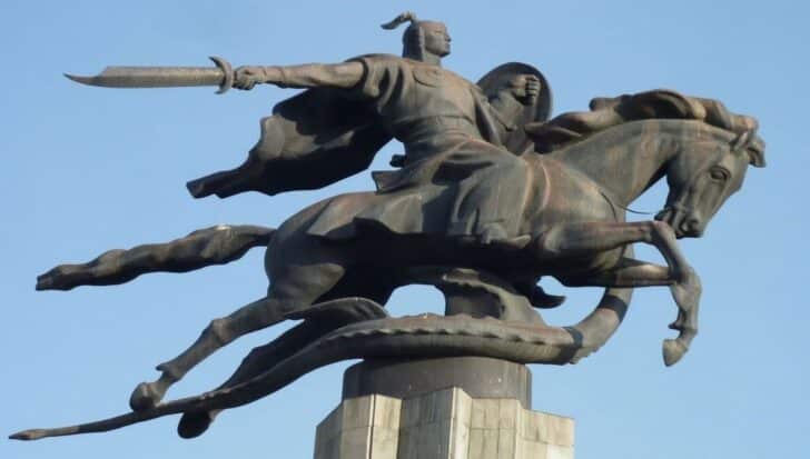 Статуя на воин на кон, държейки меч, символизираща легендата на Киргиз