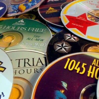 Купчина промоционални AOL компактдискове, предлагащи безплатни пробни часове