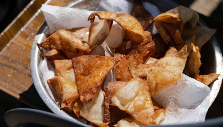 Купа с пресен хрупкав тортила чипс върху хартиена кърпа