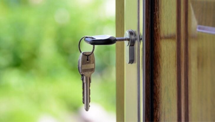 Комплект ключове в ключалката на вратата